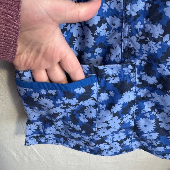 Butter-Soft Scrub Top Size XL Blue Floral V-Neck Short Sleeve with Pockets - Picture 7 of 13